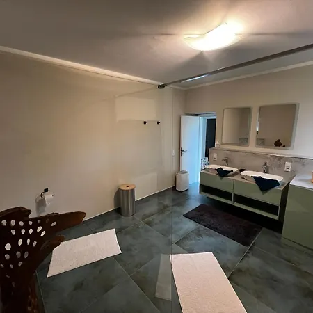 아파트 An Der Jungen Garde